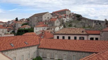 4 bin. Hırvatistan 'ın Dubrovnik Eski Kasabası manzarası. Dubrovnik dünyanın en iyi ve en iyi korunmuş ortaçağ şehirlerinden biri olarak bilinir. Güzel bulutlar