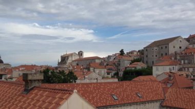 4 bin. Hırvatistan 'ın Dubrovnik Eski Kasabası. Arka planda şehri çevreleyen duvarları turlayan turistler var.