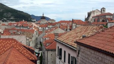 4 bin. Dünyanın en iyi ve en iyi korunmuş ortaçağ şehirlerinden biri olarak bilinen Dubrovnik Eski Kenti Hırvatistan 'da yer almaktadır. Duvardan görüntüler