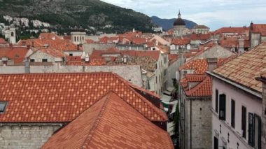 4 bin. Dünyanın en iyi ve en iyi korunmuş ortaçağ şehirlerinden biri olarak bilinen Dubrovnik Eski Kenti Hırvatistan 'da yer almaktadır. Duvardan görüntüler