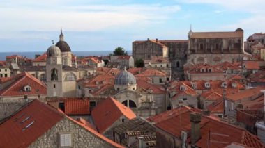 4 bin. Dünyanın en iyi ve en iyi korunmuş ortaçağ şehirlerinden biri olarak bilinen Dubrovnik Eski Kenti Hırvatistan 'da yer almaktadır. Duvardan görüntüler
