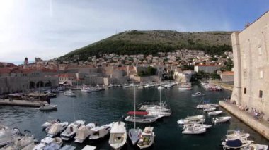 Dubrovnik, Hırvatistan-23 Temmuz 2018: 4K, Hırvatistan 'ın Dubrovnik Eski Kent limanında tekneler. Duvardan liman manzarası var. Dubrovnik dünyanın en iyi ortaçağ şehirlerinden biri olarak bilinir.