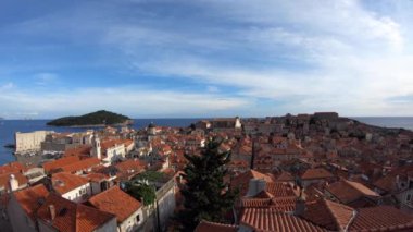 4K, Hırvatistan 'ın Dubrovnik Eski Kasabası manzarası. Dubrovnik dünyanın en iyi ortaçağ şehirlerinden biri olarak bilinir. Ufukta Adriyatik Denizi ile yıkanmış Lokrum Adası var.