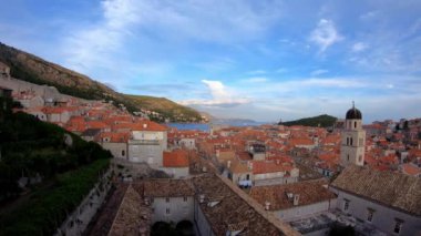 4K, Panning. Hırvatistan 'ın Dubrovnik Eski Kasabası manzarası. Dubrovnik dünyanın en iyi ve en iyi korunmuş ortaçağ şehirlerinden biri olarak bilinir. Güzel bulutlar