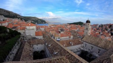 4K, Hırvatistan 'ın Dubrovnik Eski Kasabası manzarası. Dubrovnik dünyanın en iyi ve en iyi korunmuş ortaçağ şehirlerinden biri olarak bilinir. Güzel bulutlar