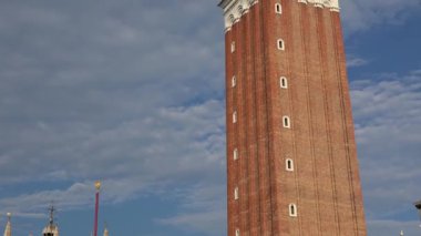 4 bin. İtalya, Venedik 'teki Piazza San Marco' nun Campanile 'i. St Mark Meydanı, Venedik 'in temel halk meydanıdır. Turist meydanı. Vuruş sayısı artıyor..