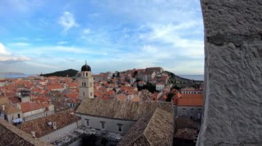 4K, Panning. Hırvatistan 'ın Dubrovnik Eski Kasabası manzarası. Dubrovnik dünyanın en iyi ve en iyi korunmuş ortaçağ şehirlerinden biri olarak bilinir. Güzel bulutlar
