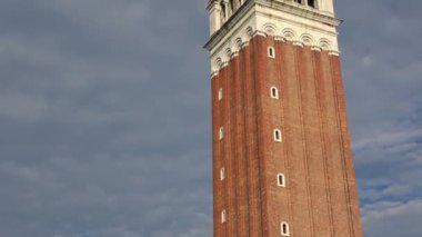 4 bin. İtalya, Venedik 'teki Piazza San Marco' nun çan kulesi. St Mark Meydanı, Venedik 'in temel halk meydanıdır. Turist meydanı. Vuruş sayısı artıyor..