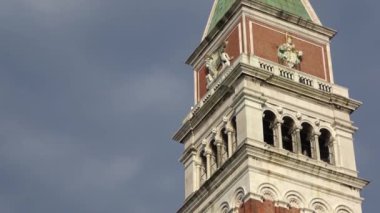 4 bin. Çan kulesinin üst kısmı ya da İtalya, Venedik 'te bulunan San Marco Meydanı' ndaki Campanile. St Mark Meydanı Venedik 'in ana meydanıdır..