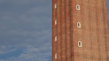 4 bin. İtalya, Venedik 'teki Piazza San Marco' nun Campanile 'i. St Mark Meydanı, Venedik 'in temel halk meydanıdır. Vuruş sayısı artıyor..