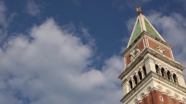 4 bin. İtalya, Venedik 'teki Piazza San Marco' nun çan kulesi. St Mark Meydanı, Venedik 'in temel halk meydanıdır. Turist Meydanı.