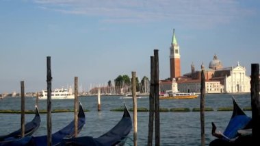 Venedik, İtalya-27 Temmuz 2018: 4K. San Giorgio Maggiore Kilisesi. San Marco, Venedik 'ten görülmüş. Kilise klasik Rönesans tarzında bir bazilikadır. Limanda gondollar var..