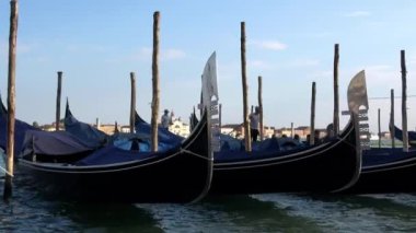 Venedik, İtalya-27 Temmuz 2018: 4K. Gondol İtalya, Venedik 'te demirlemiş. San Giorgio Kilisesi Maggiore San Marco 'dan görüldü..