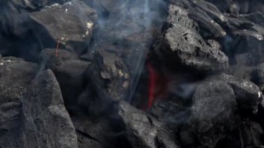 4 bin. Kömür barbeküsü yanıyor. Duman ve alevler. Izgarada sıcak kömür ve alev.