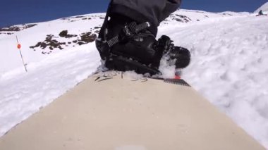 4 bin. Snowboard 'dan görüntü. Profesyonel bir snowboardcu yüksek hızda karlı bir dağda kayıyor. Çizmeler tahtaya sabitlendi - Adrian.