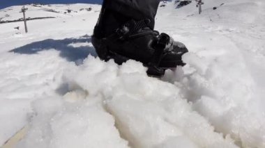 4 bin. Tahtadan bak. Bir snowboard sürücüsü yüksek hızda karlı bir dağda kayıyor. Çizmeler tahtaya sabitlendi. Masada kar var Adrian..