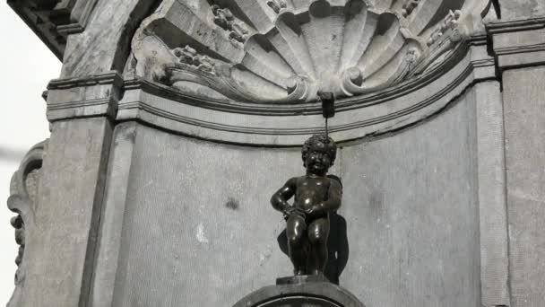Manneken Pis Небольшая Бронзовая Скульптура Обнаженного Мальчика Мочащегося Фонтанный Бассейн — стоковое видео