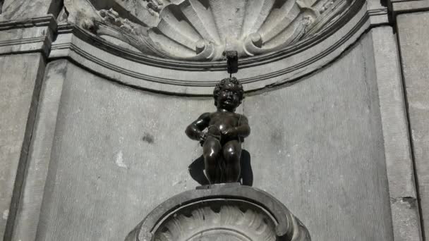 Manneken Pis Small Bronze Sculpture Naked Little Boy Urinating Fountain — Stock Video