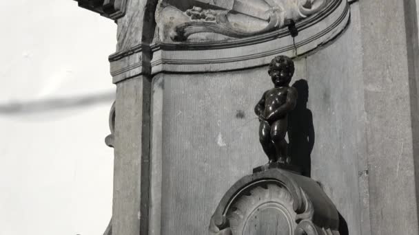 Manneken Pis Small Bronze Sculpture Naked Little Boy Urinating Fountain — Stock Video