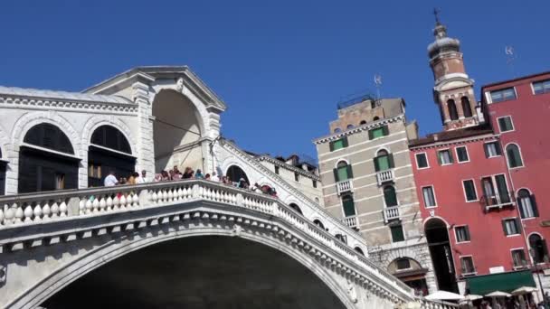 Venice Italy July 2018 Tourists Visitors Rialto Bridge Venice Italy — Stock Video