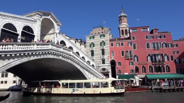 Veneza Itália Julho 2018 Ponte Rialto Veneza Itália Gôndolas Vaporettos — Vídeo de Stock