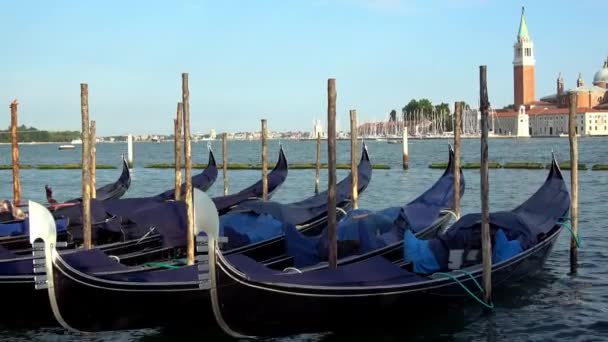 Venetië Italië Juli 2018 Gondels Aangemeerd Venetië Italië Kerk Van — Stockvideo