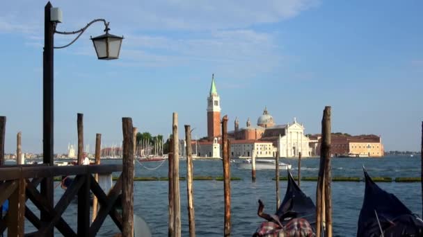 イタリア ヴェネツィア 2018年7月27日 ジョルジョ マッジョーレは ヴェネツィアのサン マルコから見た 教会は古典的なルネサンス様式のバシリカです 海にゴンドラとボート — ストック動画