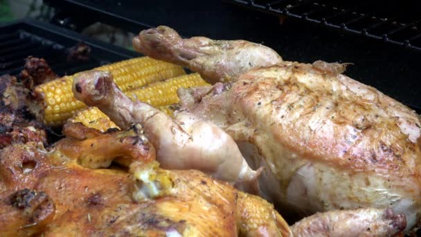 Ψητό Κοτόπουλο Στη Σχάρα Μπάρμπεκιου Υπάρχουν Καλαμπόκι Και Περισσότερο Κρέας — Αρχείο Βίντεο