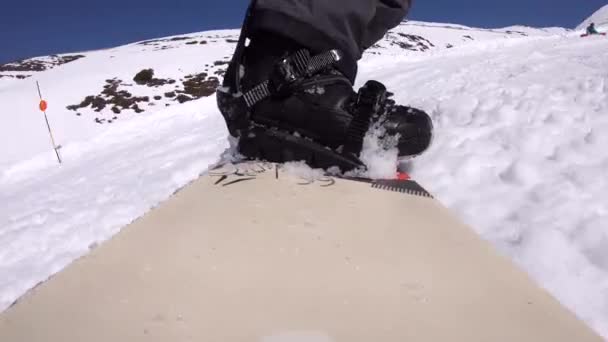 View Snowboard Professional Snowboarder Sliding Snowy Mountain High Speed Boots — Stock Video