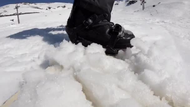 Vista Tabuleiro Cavaleiro Snowboard Está Deslizando Uma Montanha Nevada Alta — Vídeo de Stock