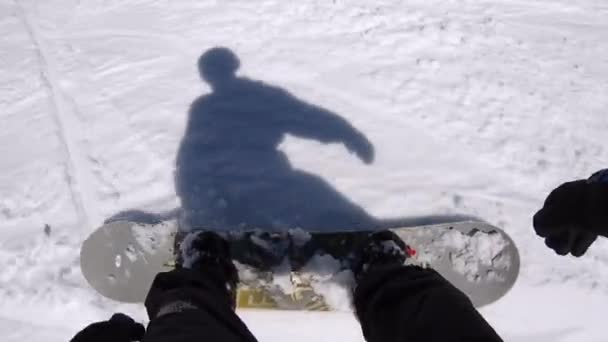 Schatten Eines Snowboarders Der Auf Einem Schneebedeckten Hang Rutscht Skigebiet — Stockvideo