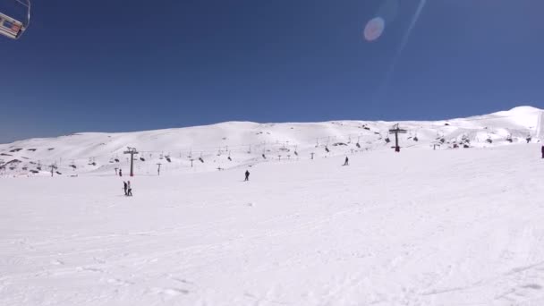 Sierra Nevada Spain April 2018 People Skiing Snowboarding Snowy Slope — Stock Video
