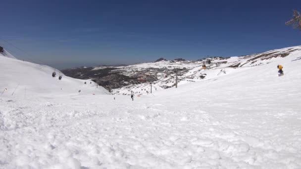 Sierra Nevada España Abril 2018 Gente Está Esquiando Haciendo Snowboard — Vídeo de stock