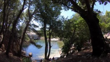 Dubrovnik, Hırvatistan-24 Temmuz 2019: 4K. Hırvatistan 'ın Dubrovnik kentinde yer alan Lokrum Adası' ndaki Ölü Deniz havuzu. Ölü Deniz küçük bir tuz gölüdür. Turistlerin ilgi odağı olarak kabul edilir..