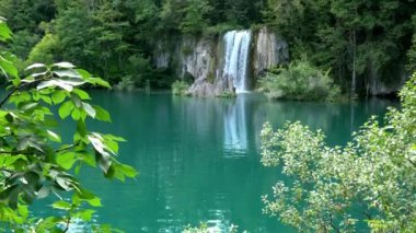 4 bin. Plitvice Lakes Ulusal Parkı 'ndaki şelale, Hırvatistan' da güzel bir yer. Plitvice Gölleri Hırvatistan 'ın en popüler turistik merkezi.