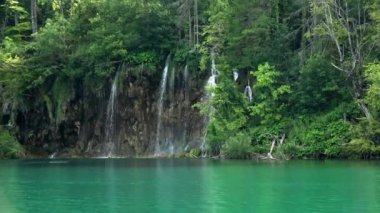 4 bin. Plitvice Lakes Ulusal Parkı 'ndaki şelale, Hırvatistan' da güzel bir yer. Plitvice Gölleri Hırvatistan 'ın en popüler turistik merkezi.