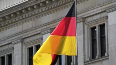 4 bin. Almanya bayrağı Berlin 'deki tarihi bir binanın önünde rüzgarda sallanıyor. Alman bayrağı dalgalanıyor