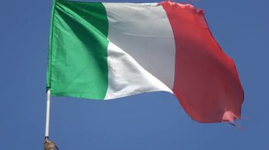 4 bin. İtalya 'nın ulusal bayrağı mavi gökyüzünde rüzgarda dalgalanıyor. İtalyan bayrağı üç renkli. Yeşil, beyaz ve kırmızı ulusal renkler