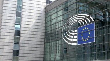 Brüksel, Belçika-04 Temmuz 2018: 4K. Belçika 'nın Brüksel kentindeki Avrupa Parlamentosu binasının cephesiyle ilgili sembol. Avrupa Komisyonu
