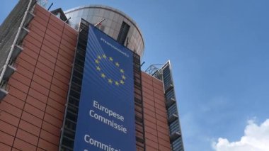 Brüksel, Belçika-04 Temmuz 2018: Avrupa Komisyonu, Brüksel 'in orta kesimindeki Berlaymont binasının önü, Belçika. Kaydır