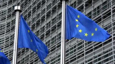4 bin. Avrupa Birliği bayrakları Brüksel 'deki Berlaymont Binası önünde dalgalanıyor, Avrupa Komisyonu karargahı
