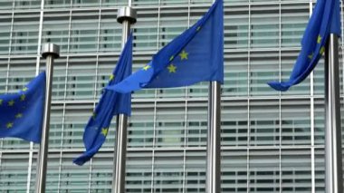 4 bin. Avrupa Birliği bayrakları Brüksel 'deki Berlaymont Binası önünde dalgalanıyor, Avrupa Komisyonu karargahı