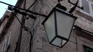 4 bin. Hırvatistan 'ın Dubrovnik kentindeki bir binanın cephesinde asılı sokak lambası veya sokak lambası. Eski lamba.