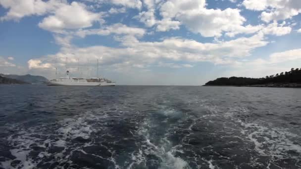 Grande Cruzeiro Mar Adriático Visto Barco Que Afasta Ilha Lokrum — Vídeo de Stock