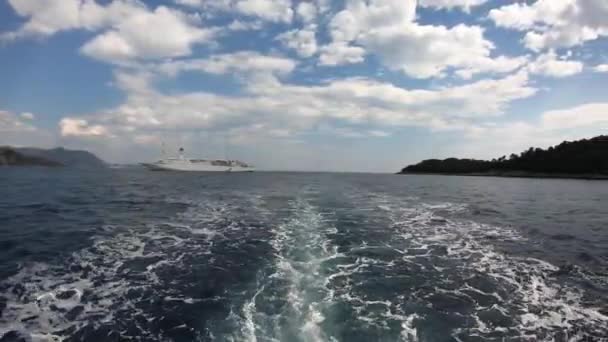 Grande Cruzeiro Mar Adriático Visto Barco Que Afasta Ilha Lokrum — Vídeo de Stock