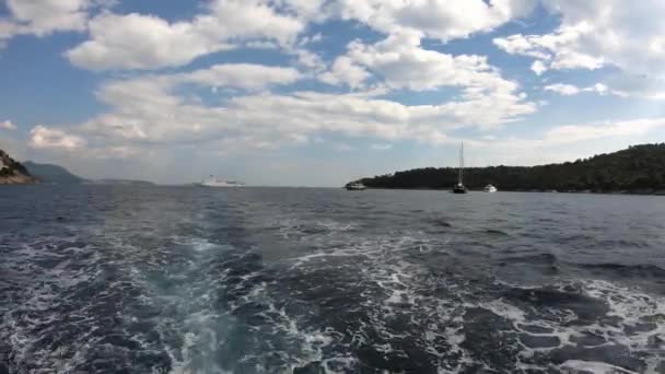 Lokrum Island Vanaf Een Veerboot Die Verhuist Golven Het Wateroppervlak — Stockvideo