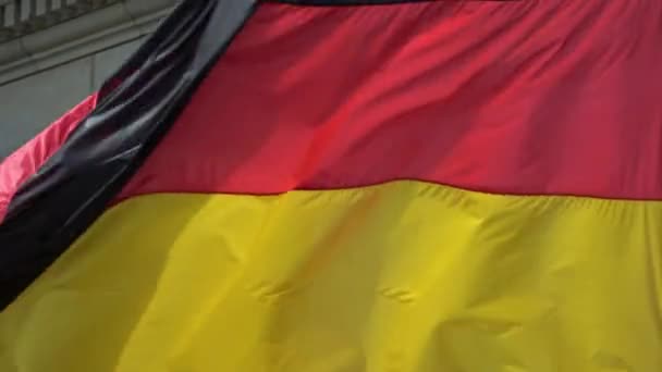 Прапор Німеччини Махає Вітром Перед Історичною Будівлею Берліні Дує Німецький — стокове відео