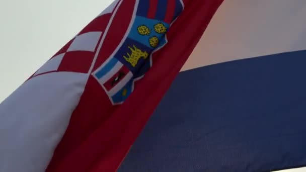 Chorvatská Vlajka Vlnící Větru Stmívá Trojbarevná Vlajka Uprostřed Erb Chorvatska — Stock video