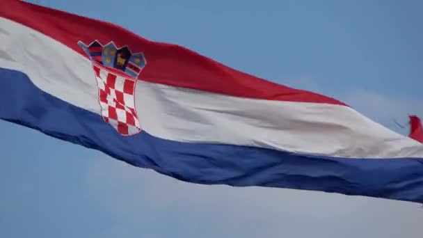 Όμορφη Μεγάλη Σημαία Της Κροατίας Κυματίζει Στον Άνεμο Μπλε Ουρανός — Αρχείο Βίντεο
