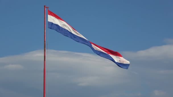 風に揺れるクロアチアの美しい大旗 雲と青空 三色の旗はクロアチアの紋章の真ん中にあります — ストック動画